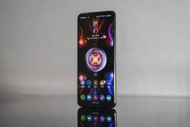 逼格满满的全方位游戏体验 腾讯ROG游戏手机5上手评测